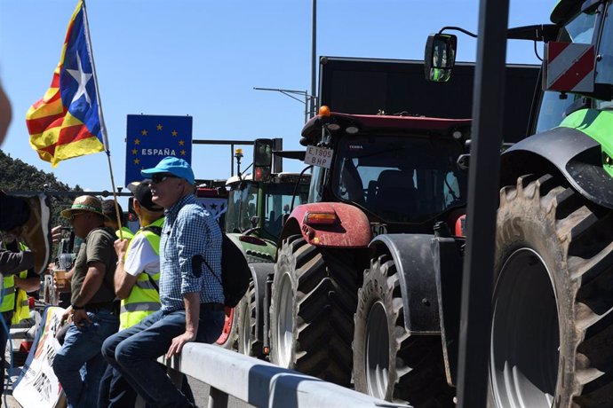 Agricultores en el corte de Le Perthus (Francia) para insistir en sus exigencias a las autoridades nacionales y europeas