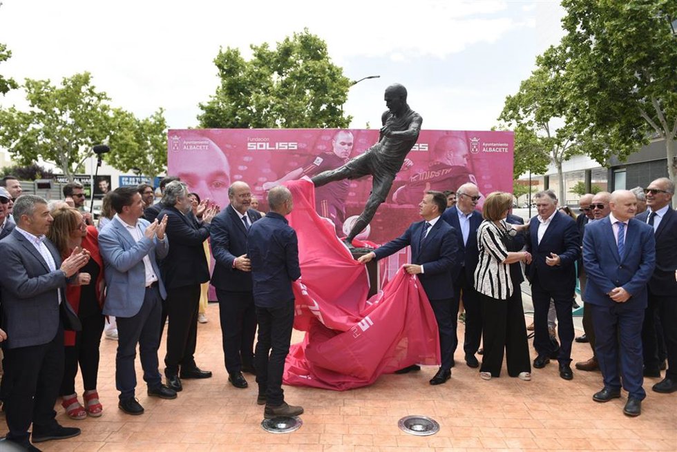 Momento de inauguración de la estatua en homenaje al futbolista Andrés Iniesta, obra de Javier Molina, que ya luce en Albacete.
