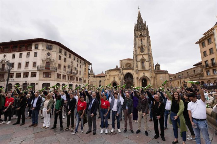 Escanciado de sidra durante el acto de conmemoración del Día Mundial de la Sidra, en la plaza de la Catedral de Oviedo, a 3 de junio de 2024, en Oviedo, Asturias (España).