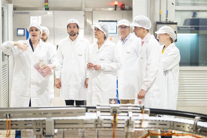 Paula Prado y Adrián Vázquez visitan las instalaciones de la cooperativa láctea Clun, en Ames (A Coruña)