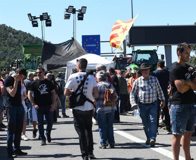 Agricultores y tractores cortan la autopista AP7 a la altura de Le Perthus, en la frontera entre España y Francia.