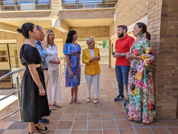 La candidata del PP a las elecciones europeas Carmen Quintanilla ha visitado Huesca junto con la alcaldesa, Lorena Orduna, y la consejera de Bienestar Social y Familia del Gobierno de Aragón, Carmen Susín.