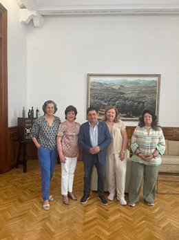 Francisco Reyes con las responsables del Teléfono de la Esperanza en Jaén