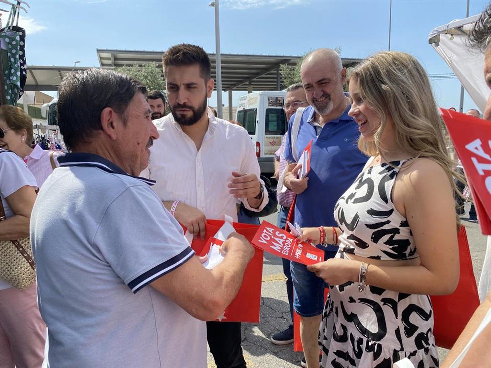 Algar (dcha.) y Pedregosa (2 izda.) reparten propagande electoral en el mercadillo de Peñarroya.