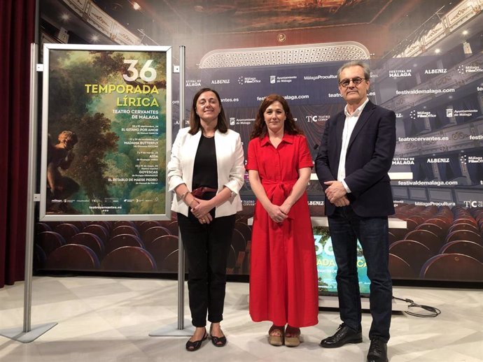 Mariana Pineda (edil de Cultura y Patrimonio Histórico de Málaga), Gema Domínguez (responsable de Artes Escénicas de la Fundación Unicaja) y Juan Antonio Vigar (director del Teatro Cervantes) junto al cartel de la 36 Temporada Lírica.