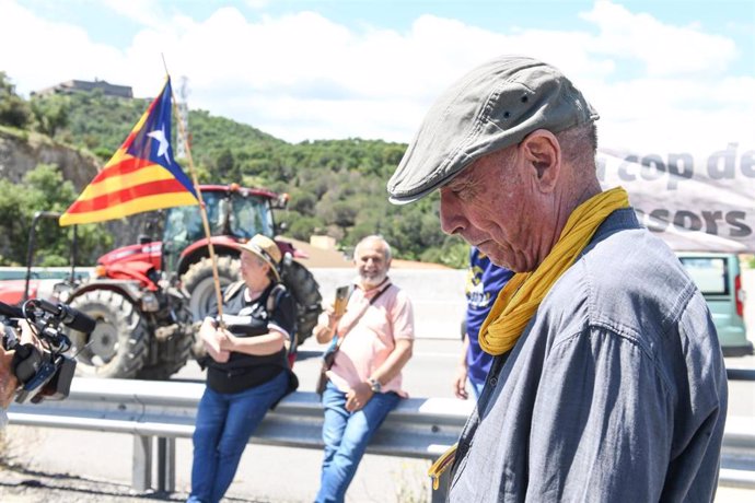 El nuevo presidente de la Assemblea Nacional Catalana (ANC) y cantautor, Lluís Llach, asiste a las protestas de los agricultores catalanes de Revolta Pagesa en la frontera con Francia.