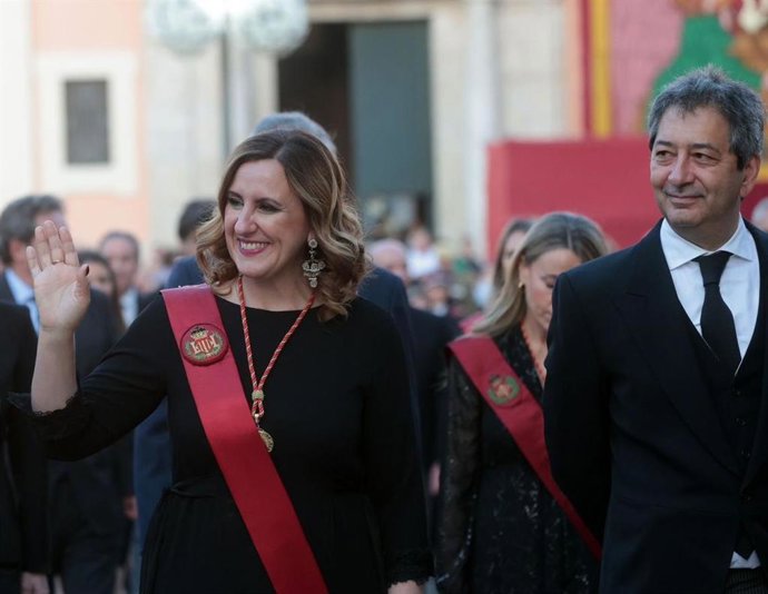 L'alcaldessa de València, María José Catalá, junt amb el vicepresident primer de la Generalitat i conseller de Cultura, Vicente Barrera, en la processó del Corpus del diumenge a la ciutat.