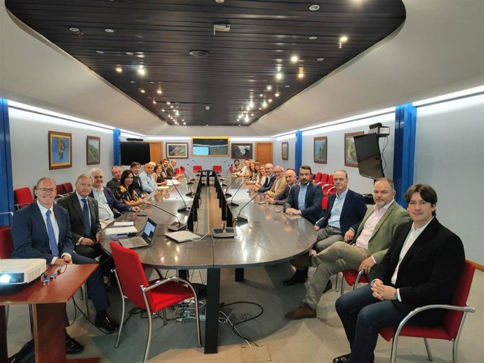 El consejero de Ciencia, Borja Sánchez y el director general de Empresas, Ignacion Iglesias, durante la reunión que han mantenido con representantes de entidades empresariales de Asturias