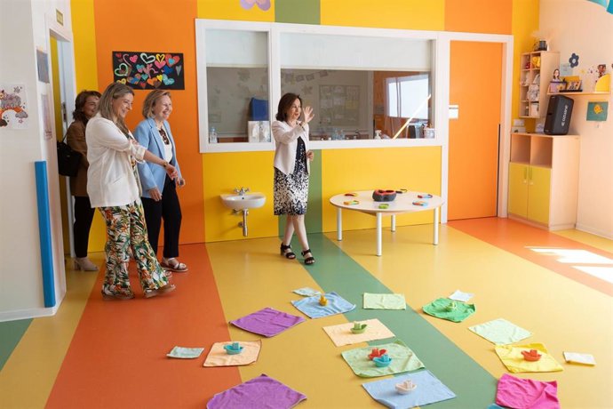 La ministra de Defensa, Margarita Robles, visita el Centro de Educación Infantil de la Base Militar 'El Goloso'.