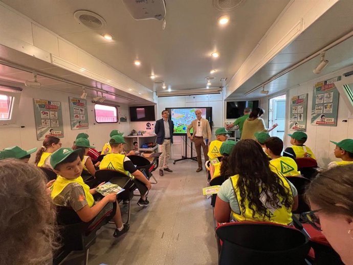 El delegado de Empleo de la Junta en Granada, Javier Martín, al fondo a la izquierda en la imagen, ha participado en el cierre este curso de la campaña 'Aprende a crecer con seguridad'