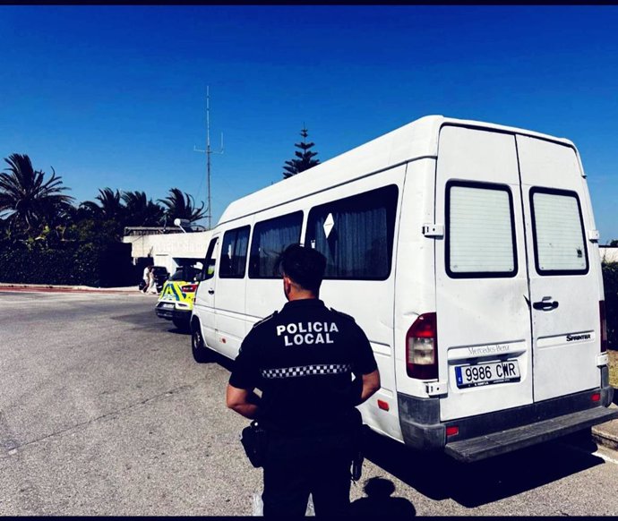 Un agente de la Policía Local de El Puerto de Santa María junto a uno de los "taxis piratas" inmovilizados este fin de semana.