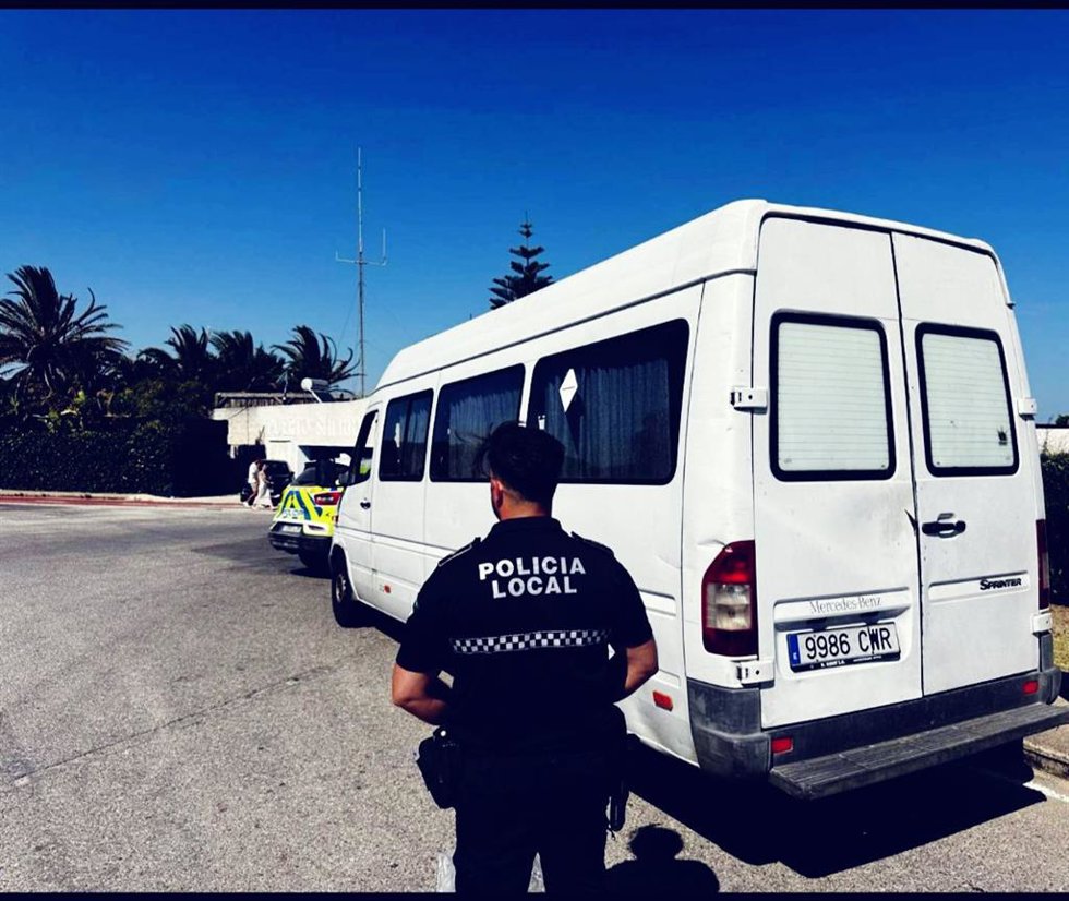 Un agente de la Policía Local de El Puerto de Santa María junto a uno de los "taxis piratas" inmovilizados este fin de semana.