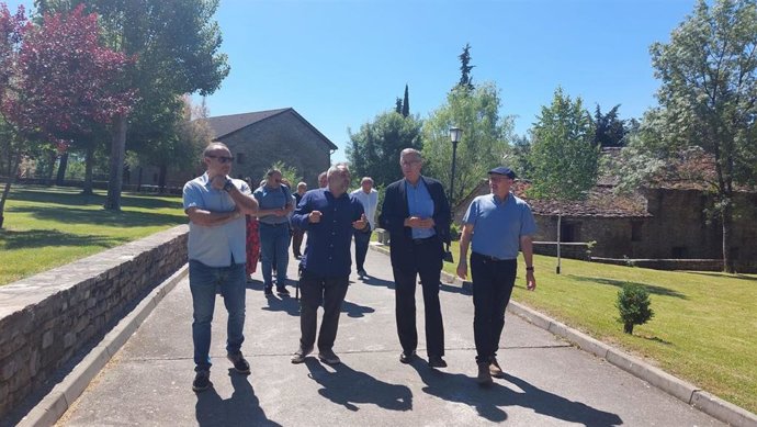 El consejero de Medio Ambiente y Turismo a su llegada al municipio de Morillo de Tou.