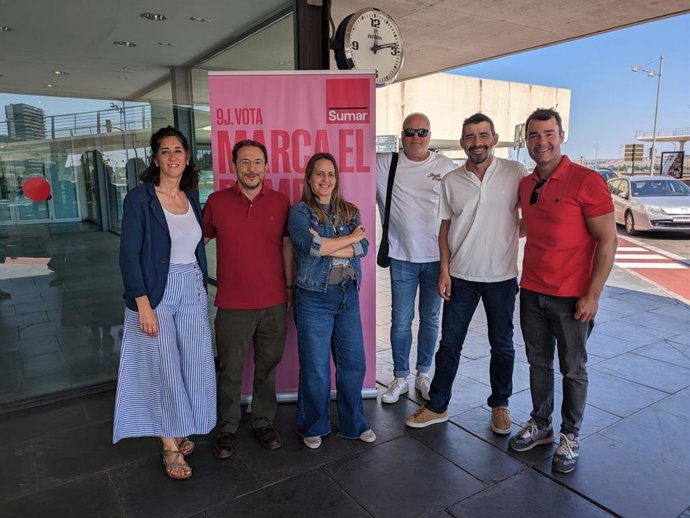 Miguel Martínez Tomey junto a sus compañeras y compañeros de Sumar Aragón en la Estación Delicias de Zaragoza.