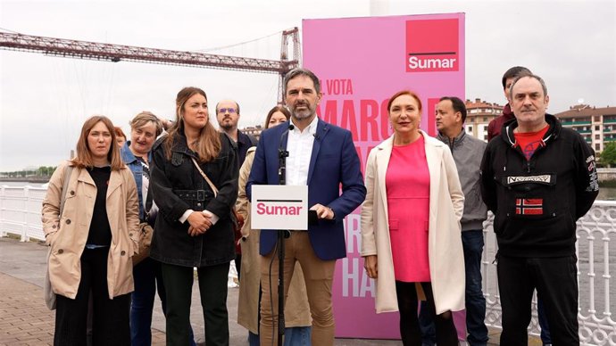El candidato Andeka Larrea participa en un acto político en Portugalete sobre el derecho a la vivienda acompañado por la representante de Sumar en Euskadi Alba García y el concejal de Ermua, Julen Domínguez