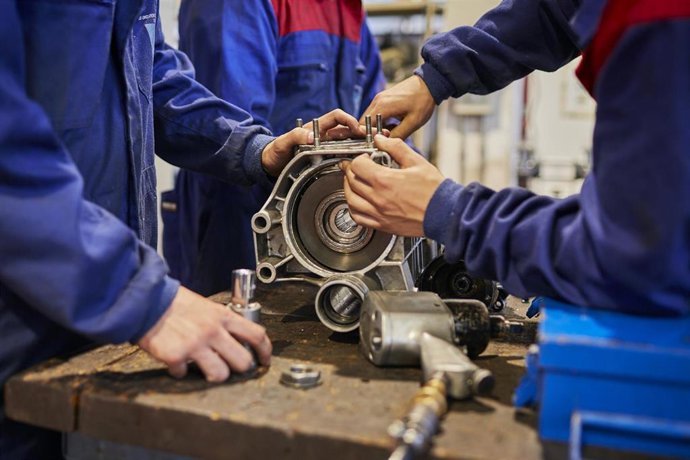 Archivo - Varias personas aprenden mecánica en el IES Universidad Laboral, a 19 de mayo de 2023, en Ourense, Galicia (España). El pasado 29 de abril, el presidente del Gobierno, Pedro Sánchez, anunció una inversión de 1.300 millones de euros para impulsar