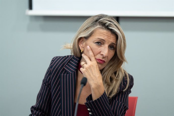 La vicepresidenta segunda y ministra de Trabajo y Economía Social, Yolanda Díaz, durante una reunión con miembros del Comité de Empresa del Banco Sabadell y del BBVA, en Comisiones Obreras de Catalunya, a 31 de mayo de 2024, en Barcelona, Catalunya (Españ