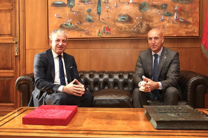 El delegado del Gobierno, Nicanor Sen, y el alcalde de León, José Antonio Diez, en la primera de las reuniones que el representante del Ejecutivo ha mantenido con responsables de las instituciones leonesas.