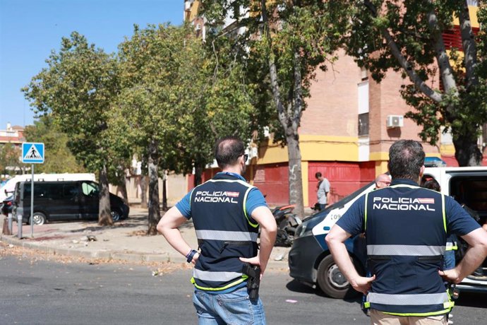 Efectivos de la Policía científica inspeccionan el lugar donde se ha producido el tiroteo