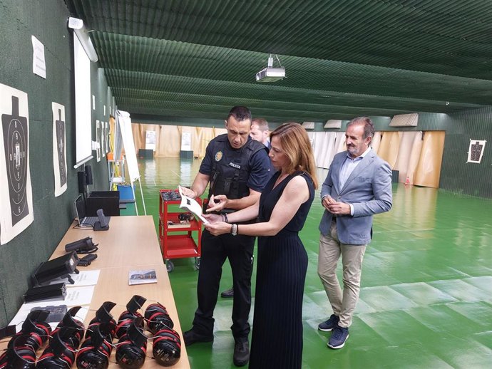 La alcaldesa de Zaragoza, Natalia Chueca, visita la galería de tiro del Cuartel de la Policía Local de La Paz.