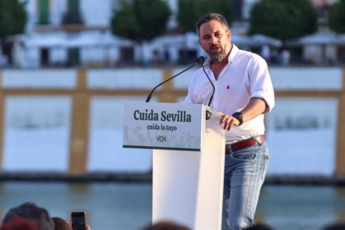 Archivo - El presidente de Vox, Santiago Abascal interviene en el mitin del partido en Sevilla, a 25 de mayo de 2023. (Foto de archivo).