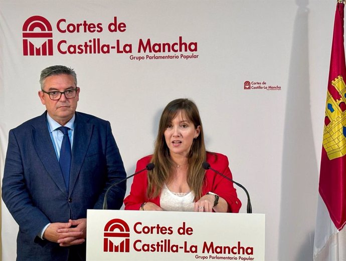 Los parlamentarios autonómicos del PP Santiago Lucas-Torres y Tania Andicoberry durante la rueda de prensa.