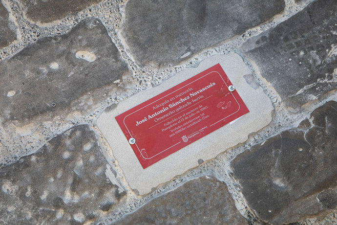 Archivo - Placa de homenaje en el encierro.