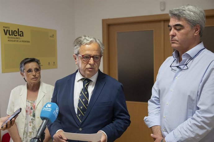 El presidente de la Diputación de Córdoba, Salvador Fuentes (centro), atiende a los medios de comunicación en Aguilar de la Frontera.