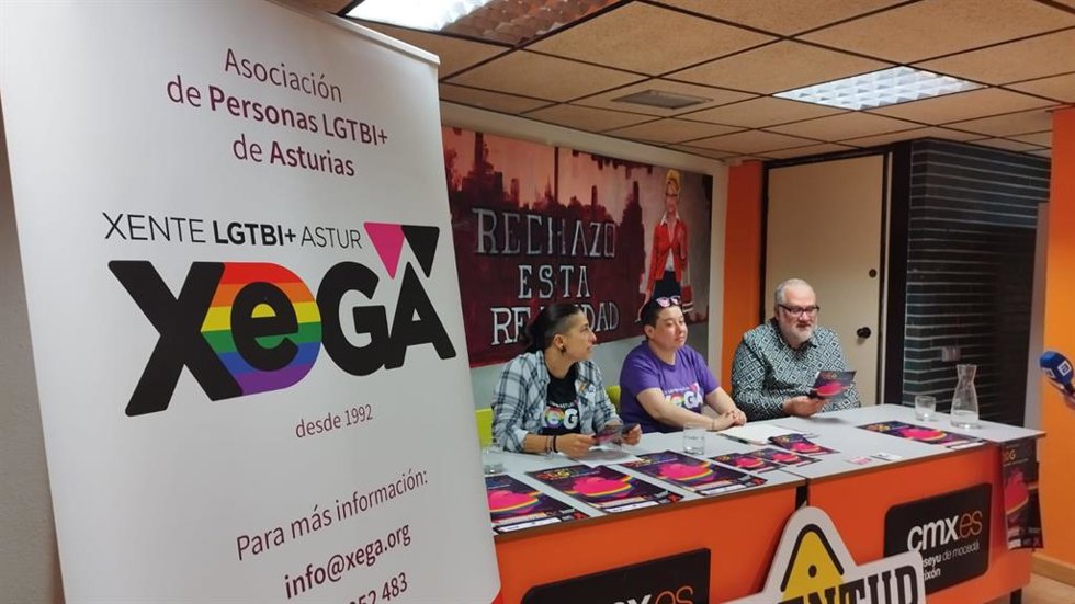 Rueda de prensa de Xega para presentar la programación del Día del Orgullo LGTBI+ 2024, en el Conseyu de la Mocedá de Gijón.