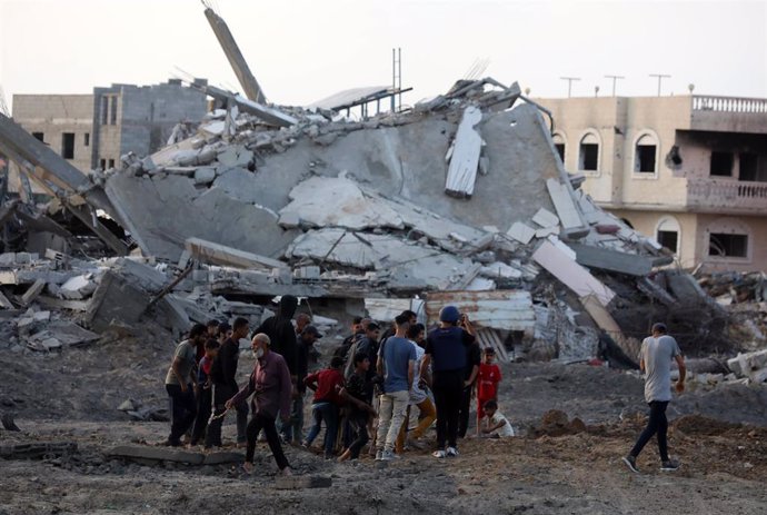 Archivo - May 1, 2024, Zawaida, Gaza Strip, Palestinian Territory: Palestinian residents living in the area inspect the destroyed erea among the rubbles after an Israeli attack on a empty land in El-Zawaida in central of gaza city, on May 01, 2024,Image: 