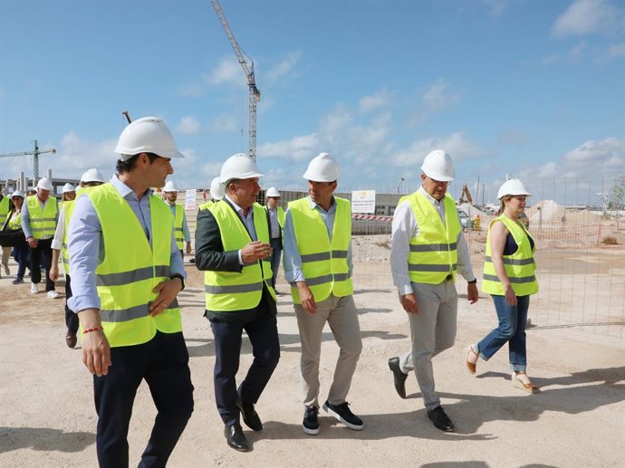 El president de la Generalitat, Carlos Mazón, en les obres de la nova zona d'oci i aparcament al port de Torrevella