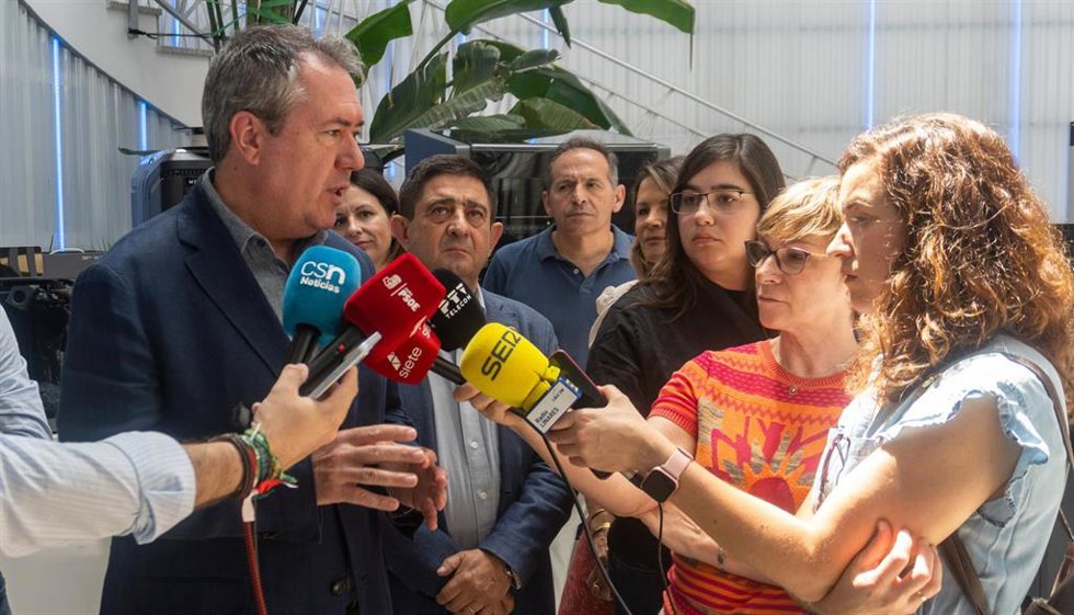 El secretario general del PSOE-A, Juan Espadas, atiende a los medios en Linares (Jaén).