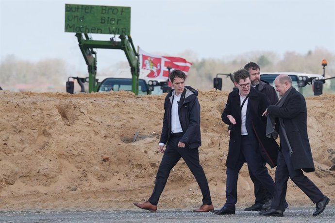Archivo - 25 March 2024, Schleswig-Holstein, Hedwigenkoog: German Chancellor Olaf Scholz (R) arrives at the construction site of the Northvolt factory, which will produce battery cells for electric cars from 2026.