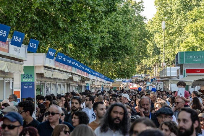 Ambiente durante la 83 edición de la Feria del Libro de Madrid, 