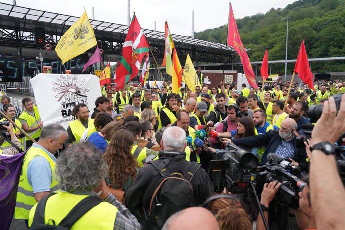 Miembros de organizaciones de agricultores ofrecen declaraciones a los medios durante una protesta en la frontera entre España y Francia, en Biriatou , a 3 de junio de 2024, en Biriatou (Francia)