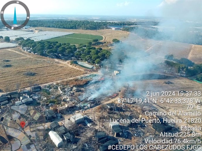 Imagen del incendio en el asentamiento de Lucena del Puerto (Huelva).