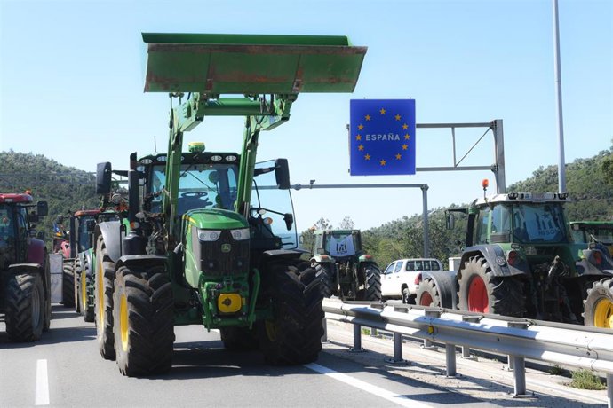 Tractores cortan la AP7 a la altura de Le Perthus, en la frontera entre España y Francia, a 3 de junio de 2024, en Le Perthus (Francia). Las protestas de los agricultores de España y Francia han vuelto a cortar carreteras hoy en la frontera para reivindic