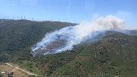 Medios aéreos y terrestres trabajan en un incendio declarado en un paraje de Tarifa (Cádiz)