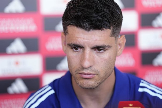 El capitán de la selección española, Álvaro Morata, atiende a los medios.