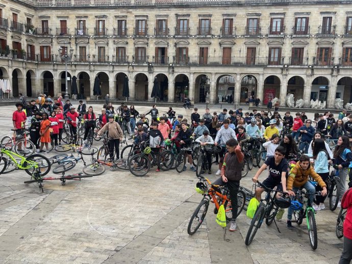 Alumnos de Vitoria-Gasteiz en el Día Mundial de la Bicicleta