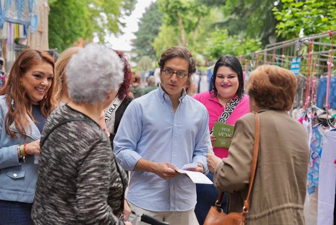 El presidente de Vox Asturias, diputado nacional y candidato a las Elecciones Europeas, José María Figaredo, de campaña electoral en Langreo.