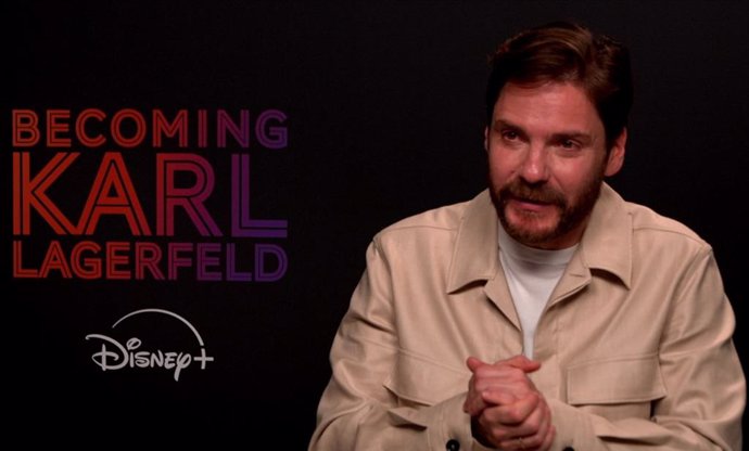 Daniel Brühl da vida a Karl Lagerfeld: "Era un gran romántico... Y un gran impostor"