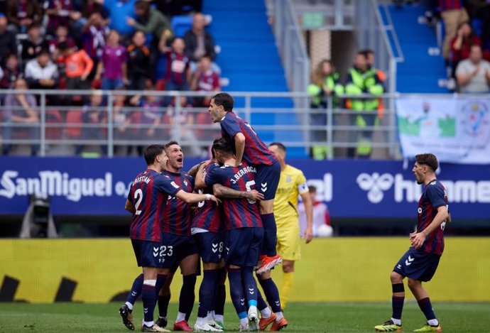 Los jugadores del Eibar celebran un gol durante un partido de esta temporada en Ipurúa