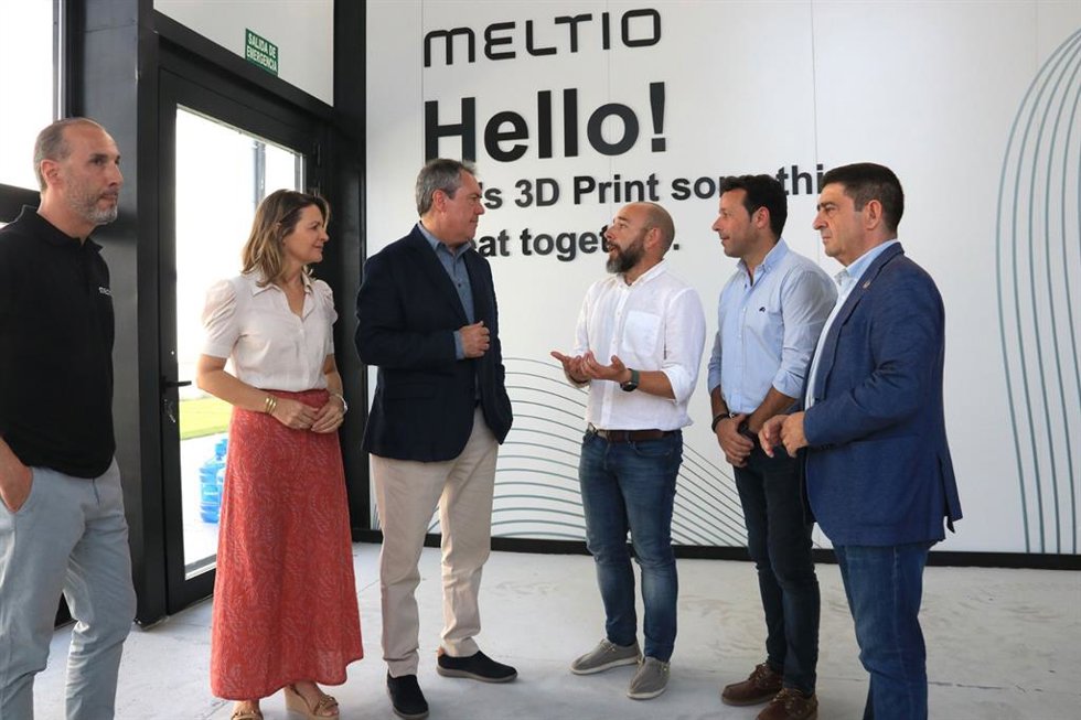 Juan Espadas (3i), en la visita a Meltio Sicnova.