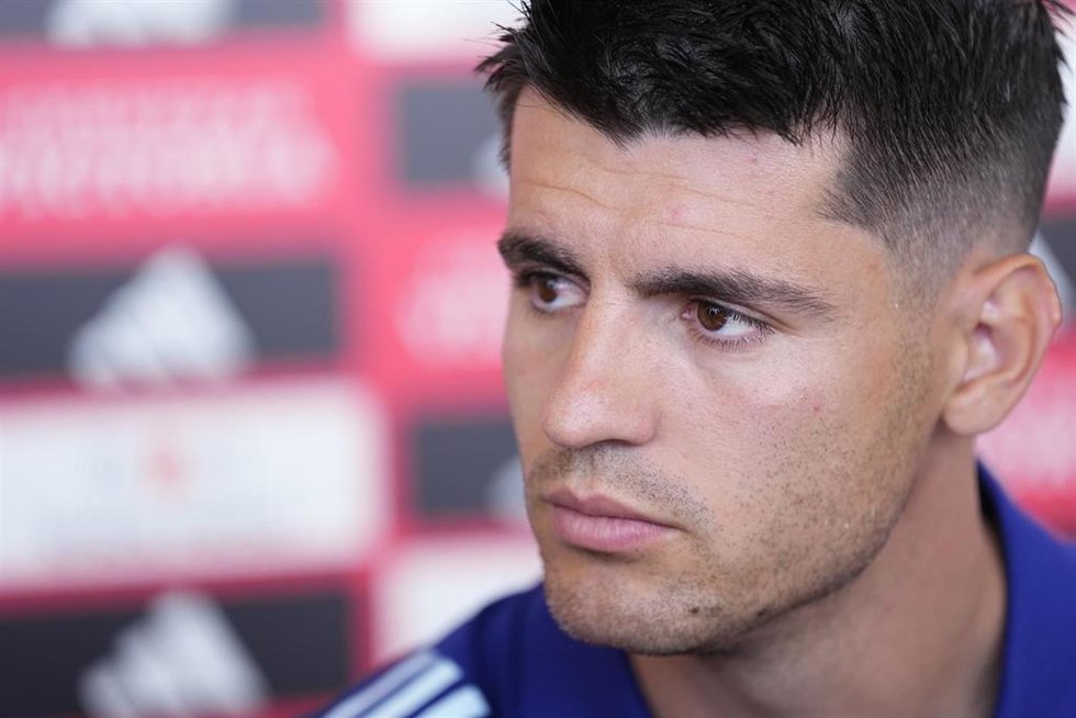 El delantero del Atlético de Madrid y la selección española Álvaro Morata atiende a los medios de comunicación.