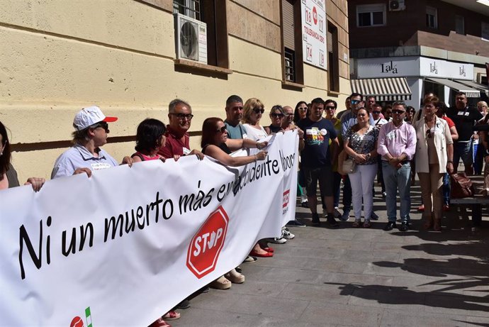 Concentración frente al edificio sindical en Almería tras el último accidente laboral mortal.