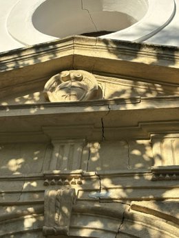 Fachada de la Ermita del Colodro, que presenta grietas.
