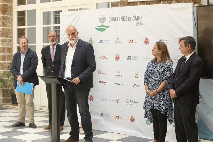 El vicepresidente segundo y responsable del Servicio de Deportes de la Diputación de Cádiz, Javier Vidal interviene la presentación del Challege de Cádiz 2024 de golf, a 3 de junio de 2024, en Cádiz, Andalucía (España). 