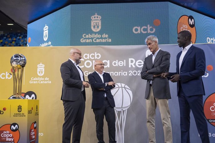 El consejero insular de Deportes, Aridany Romero, junto al presidente de Gran Canaria, Antonio Morales; el presidente de la ACB, Antonio Martín, y el presidente del CB Gran Canaria, Sitapha Savané