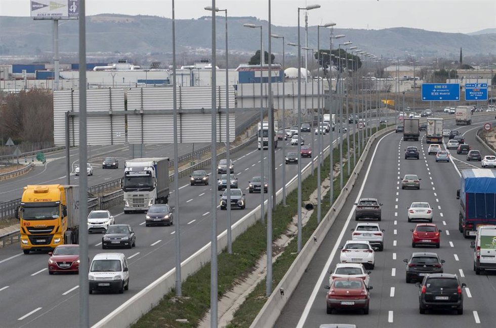 Archivo - Tráfico en la A-2 a la altura de Alcalá de Henares, a 23 de diciembre de 2021, en Madrid (España). La DGT ha puesto en marcha la operación especial con motivo de las fiestas navideñas, un periodo en el que se prevén un total de 19.530 desplaza
